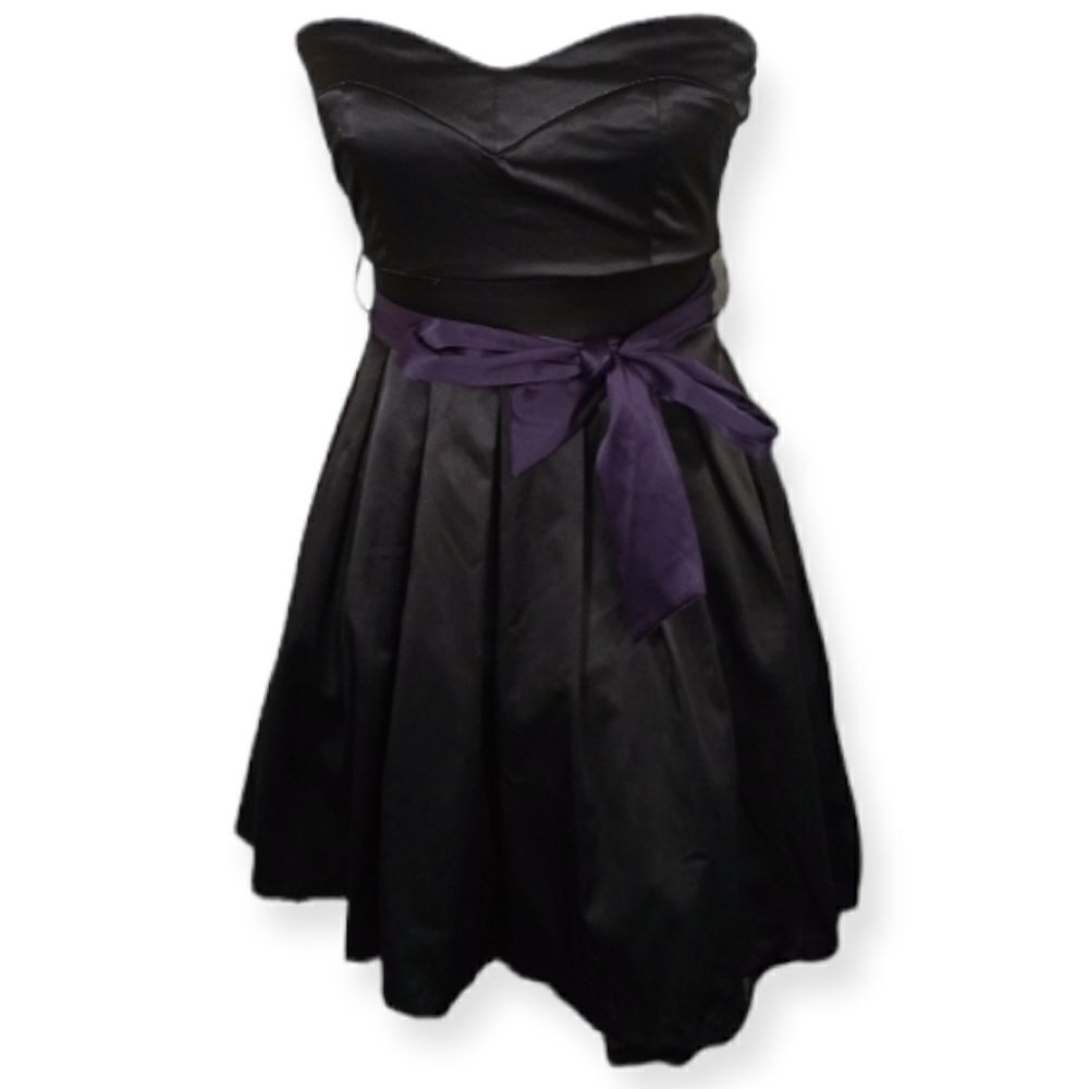 FOREVER 21 BLACK STRAPLESS FIT & FLAIR W/PURPLE SASH SZ.XS EUC